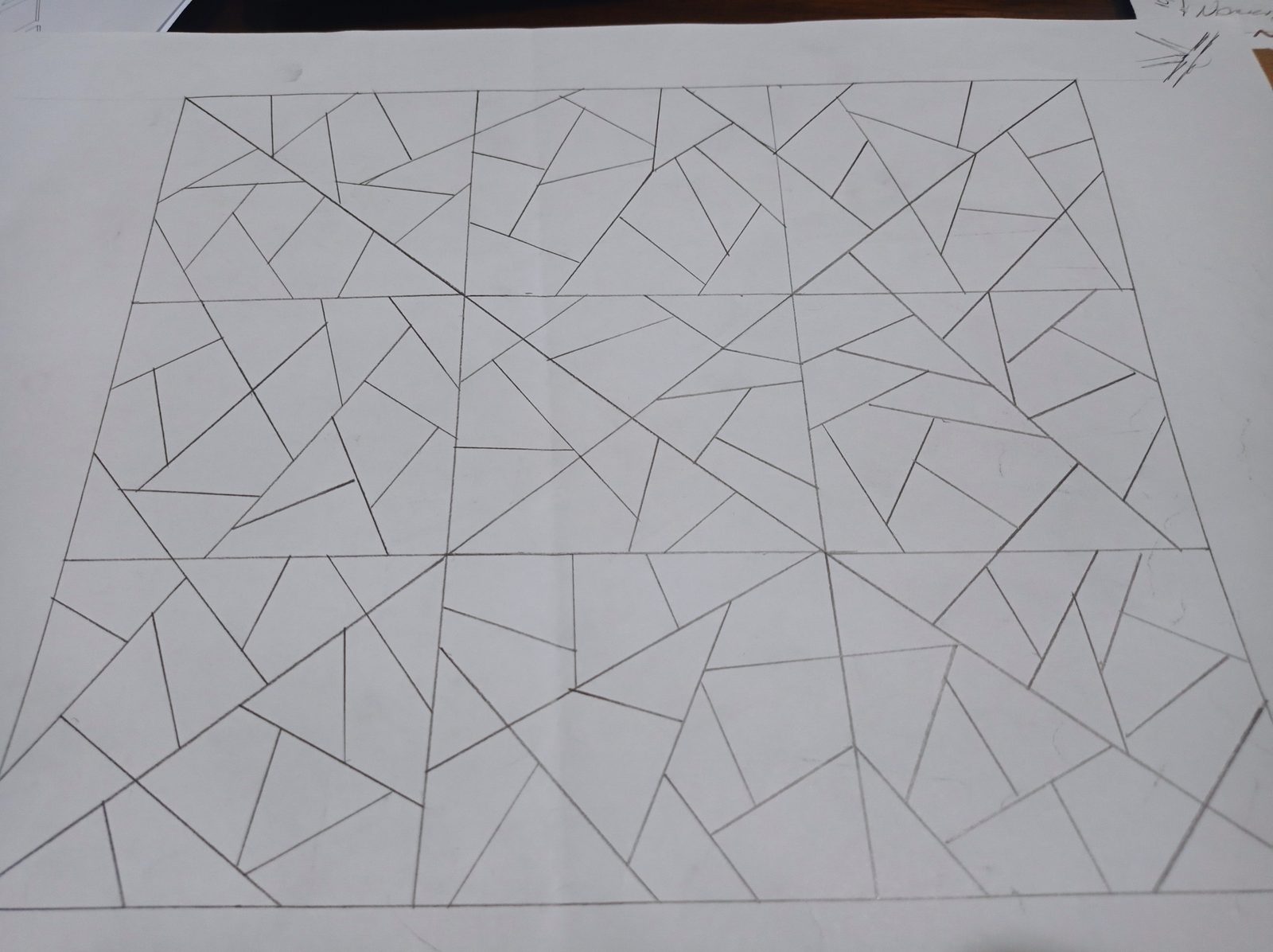 Patrón geométrico trazado a mano sobre papel